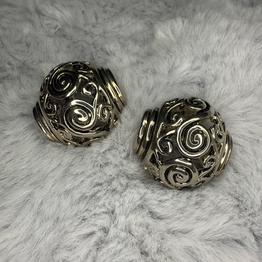 Elegant Silver Swirl Earrings 💰FREE WHEN BUNDLED💰